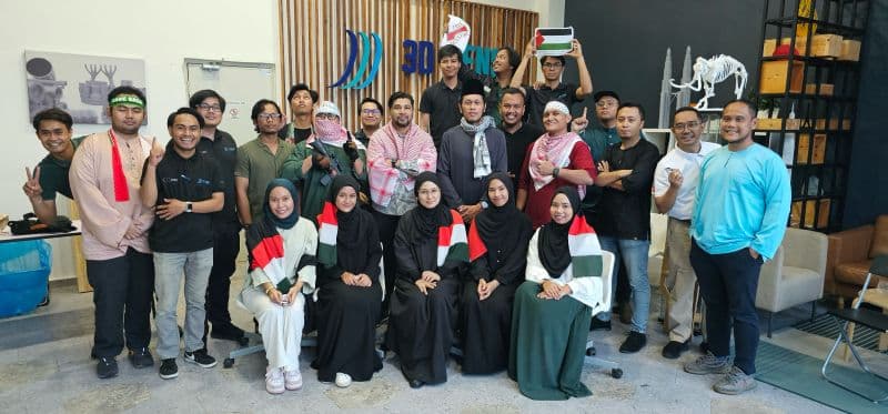 3D Gens colleagues gathered for an office team-building activity