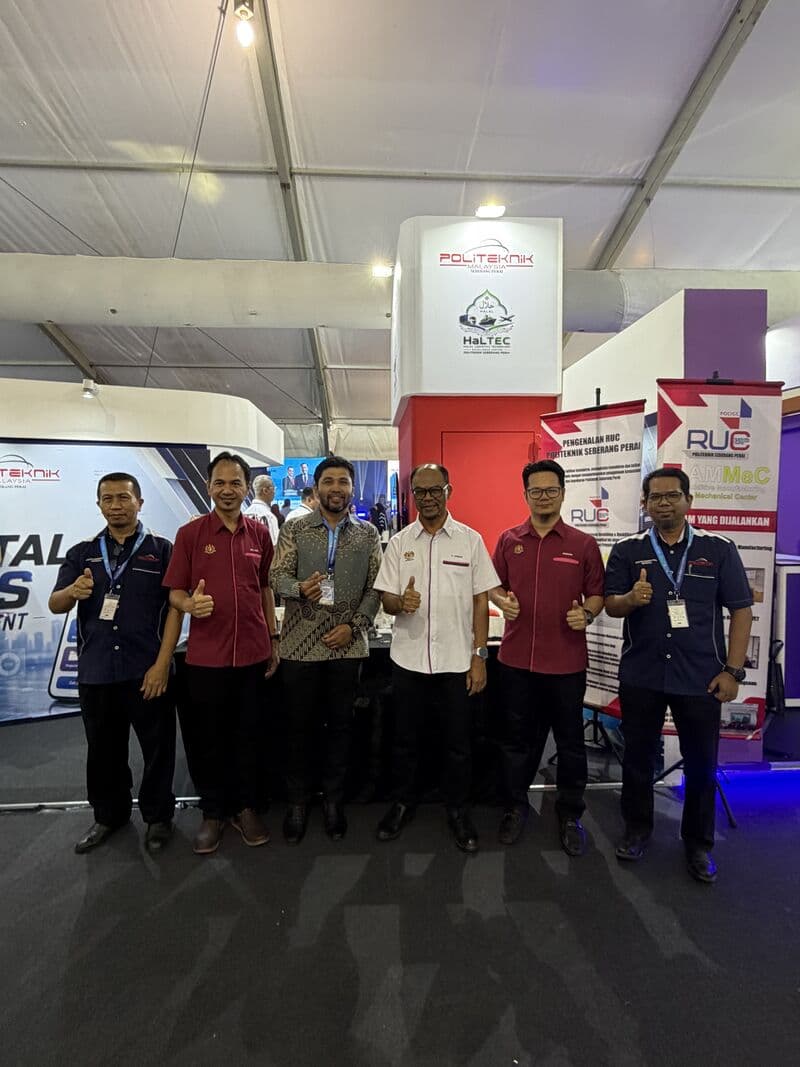 Wakil 3D Gens dan PSP bergambar di reruai pameran