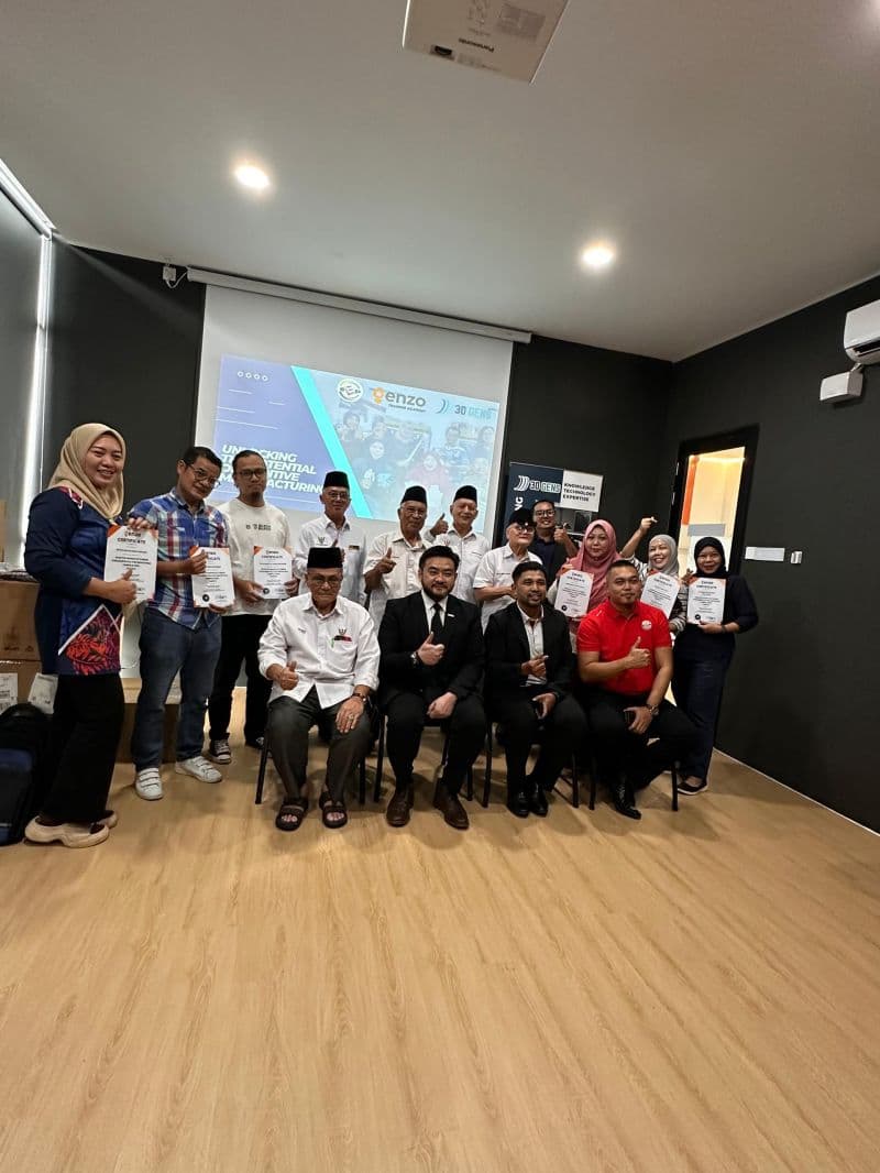 Group photo of participants and 3D Gens trainers holding their Enzo Training Academy certificates at the completion of the Kuching 3D printing course